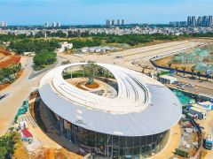 ?？谑形骱０赌掀薷垂こ碳涌焱平?/></a>　　近日，在?？谑形骱０赌掀薷垂こ滔钅渴┕は殖?，工人们正忙着给游客中心安装玻璃幕墙。目前，西海岸南片区生态修复工程整体加快推进。海南日报记者 陈元才 摄<a href=